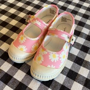 New kids/girls shoes, Mary Jane style sneakers, pink with white daisies